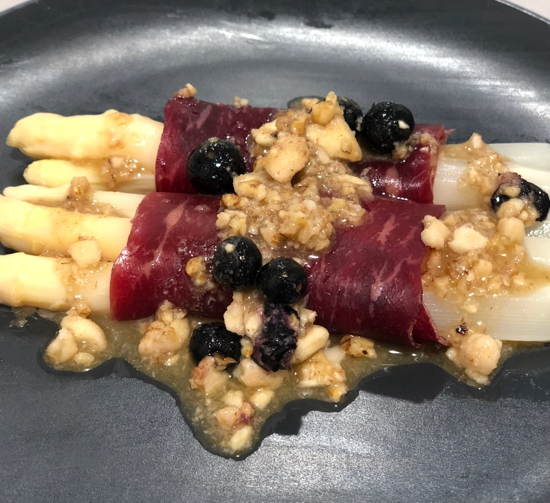 Esparragos con Cecina y Vinagreta de frutos secos con Thermomix