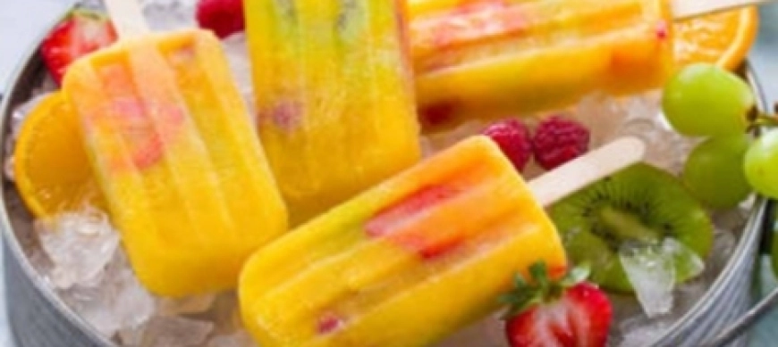 Polo de naranja con fruta