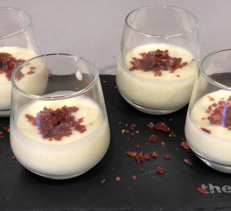 Crema de Calabacín y aguacate con polvo de Jamón