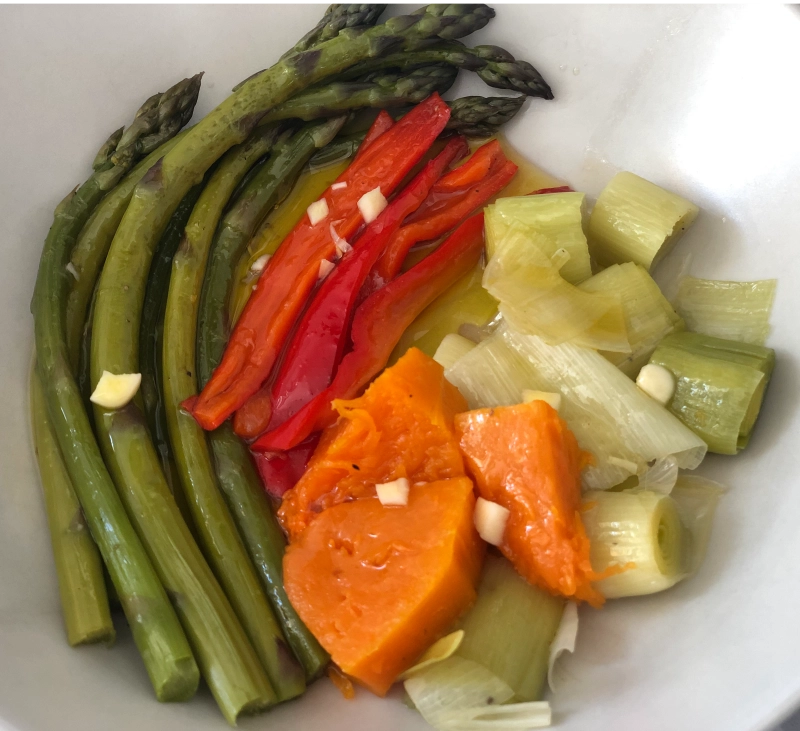 Ensalada de verduras al vapor y rollo de pavo relleno al gusto