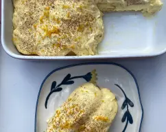 Step <p>Remojamos brevemente la mitad de los bizcochos de soletilla en el zumo de naranja, lo justo para que se empapen sin romperse y vamos colocándonos en el fondo de una fuente rectangular (23 cm x 15 cm x 8 cm). Extendemos la mitad de la mezcla de mascarpone sobre la base de bizcochos. Remojamos los bizcochos restantes, los colocamos sobre la crema y cubrimos con el resto de la mezcla de mascarpone. Cubrimos con film transparente y refrigeramos durante 5 horas. Espolvoreamos con piel de naranja rallada y cacao en polvo, cortamos en porciones y servimos. A disfrutar!!!</p> illustration