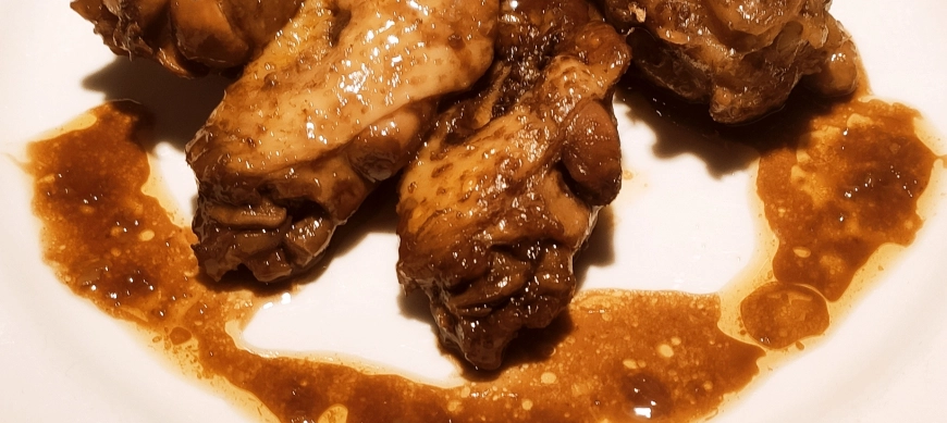 Alitas de pollo con vinagre de módena y salsa de soja