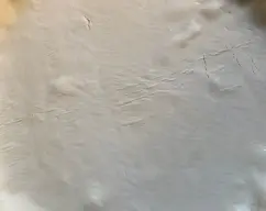 Step <p>1- Coloca la lámina de hojaldre estendida en el fondo de una fuente de horno <br></p><p><br></p> illustration