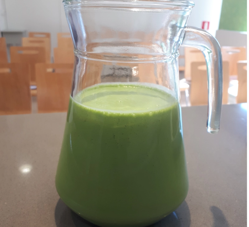 SMOOTHIE DE ESPINACAS, PLÁTANO Y CACAHUETE