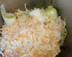 Step <p>2- Pon en el vaso el puerro y 50 g de mantequilla. Trocee 5 seg/vel 5 y sofría 10 min/120°C/vel 1. Vierta sobre la masa reservada y, con la espátula, distribuya bien por toda la superficie. Reparta el queso sobre la masa.</p><p><br></p><p><br></p> illustration