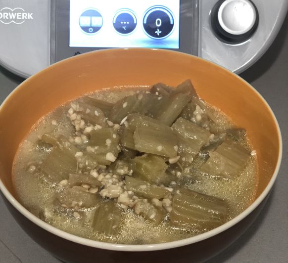 Cardo con Salsa de Almendras