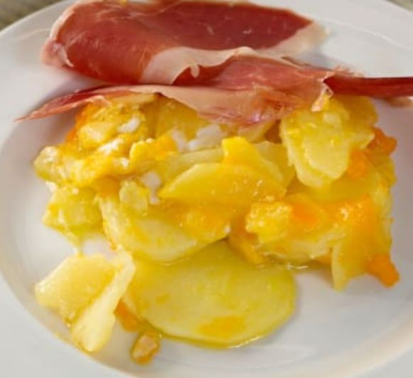 HUEVOS ROTOS CON PATATAS Y JAMÓN